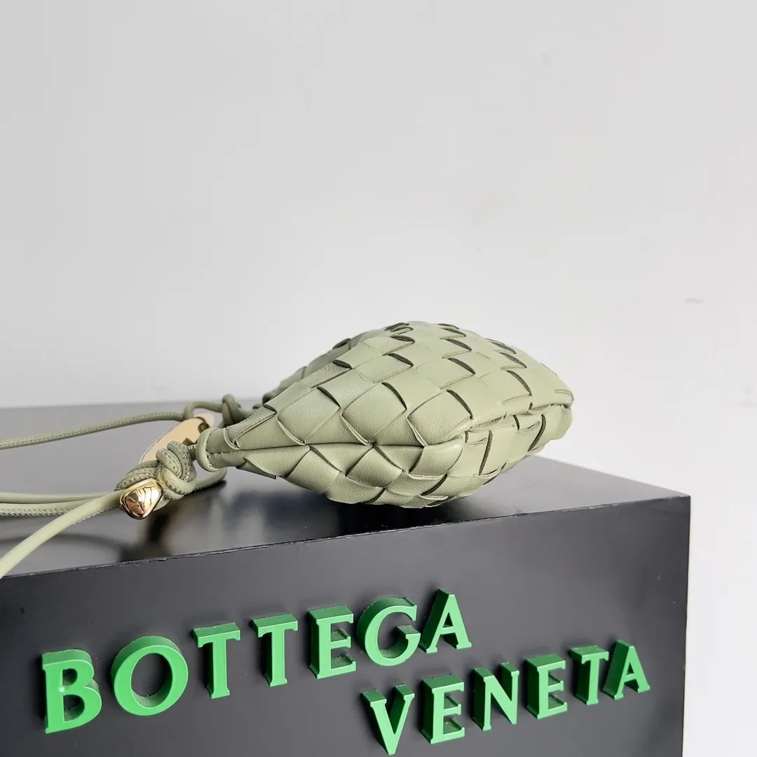 Batch of 1260 BV Mini Sardine is coming‼ ️Super high-end, stainless steel hardware + 24k real gold plating process, fish scales (concave and convex positions) are the finishing touch, the sardine bag that can be carried cross-body is completely beautiful to the heart. The metal element handle and the weaving are perfectly combined to completely integrate the artistic sense and elegance and fashion. It is really like a work of art🏺The large size is elegant, the small size is exquisite and cute, a must-have item for fashionistas, and the details are perfectly reproduced. Style number: 744267 Size 20*12*2.5